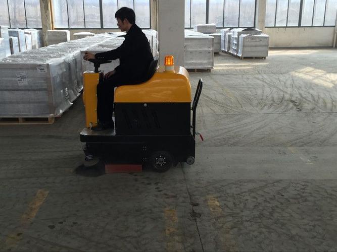 电动扫地车 特点: 专利二级防扬尘密封设计,告别粉尘纷飞的室内环境.